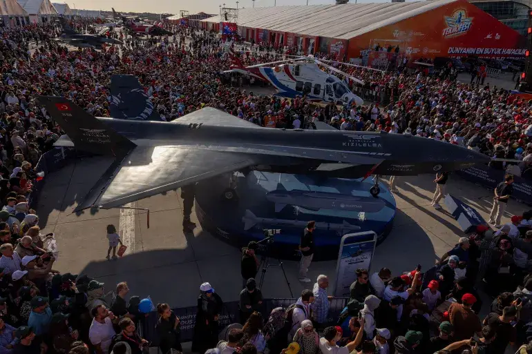 يحيط الناس بطائرة "قزل إلما"، وهي طائرة مقاتلة بدون طيار طورتها شركة بايكار التركية للصناعات الدفاعية، في 19 سبتمبر/أيلول 2025