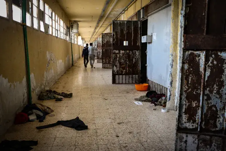 عمليات البحث عن المعتقلين داخل سجن صيدنايا سيئ الصيت