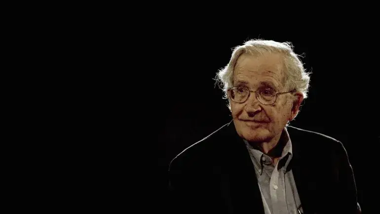 ما حدث مع تشومسكي يكشف عن حالة من "العمى الطبقي" التي قد تصيب حتى الراديكاليين