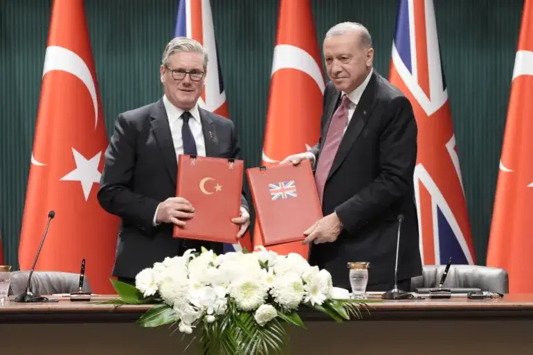 رئيس الوزراء البريطاني كير ستارمر (يسار) والرئيس التركي رجب طيب أردوغان، بعد توقيع اتفاقية لبيع 20 طائرة مقاتلة من طراز يوروفايتر إلى أنقرة، بتاريخ 27 أكتوبر/تشرين الأول 2025